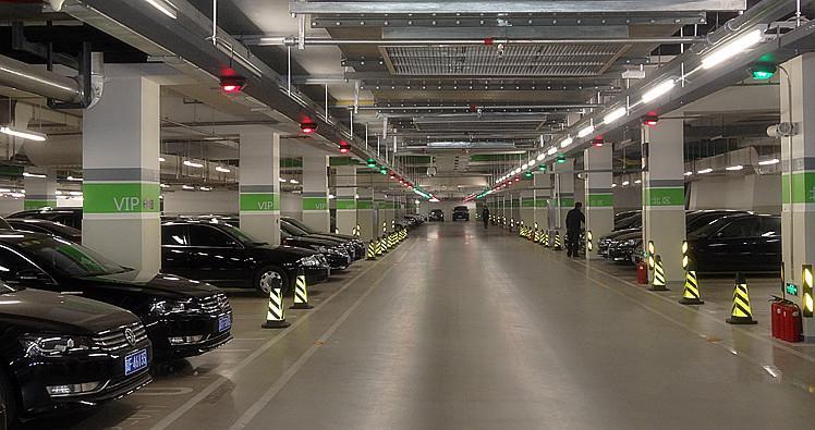 智慧停車與酒店住宿中的停車場(chǎng)找車系統(tǒng) 實(shí)現(xiàn)便捷出行體驗(yàn)